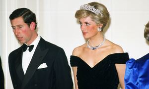 Πριγκίπισσα Νταϊάνα: Στο «σφυρί» το βελούδινο φόρεμά της - Πουλήθηκε για 604.800 δολάρια