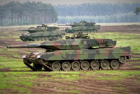 Deutche Welle: «Μήπως η Γερμανία μπήκε στον πόλεμο της Ουκρανίας με την αποστολή των Leopard»;
