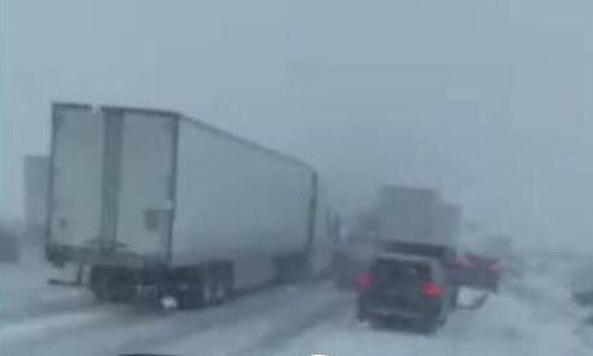 Ουισκόνσιν - ΗΠΑ: Τρομακτική καραμπόλα - Πάνω από 85 αυτοκίνητα τράκαραν σε χιονισμένο δρόμο (vid)