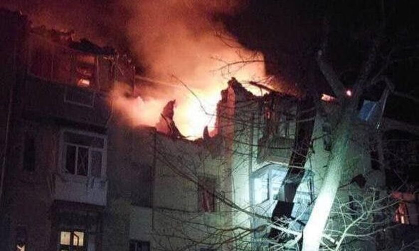 Πόλεμος στην Ουκρανία: Πύραυλος έπληξε πολυκατοικία στο Χάρκοβο
