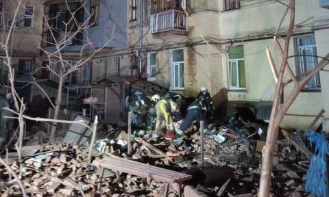 Ουκρανία: Μια νεκρή και τρεις τραυματίες από πύραυλο που έπληξε πολυκατοικία στο Χάρκοβο