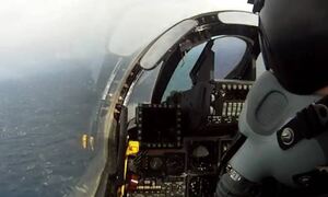 Πτώση F-4 Phantom: Βίντεο με τη μοιραία άσκηση – Πώς το μαχητικό πετούσε μια «ανάσα» από τη θάλασσα