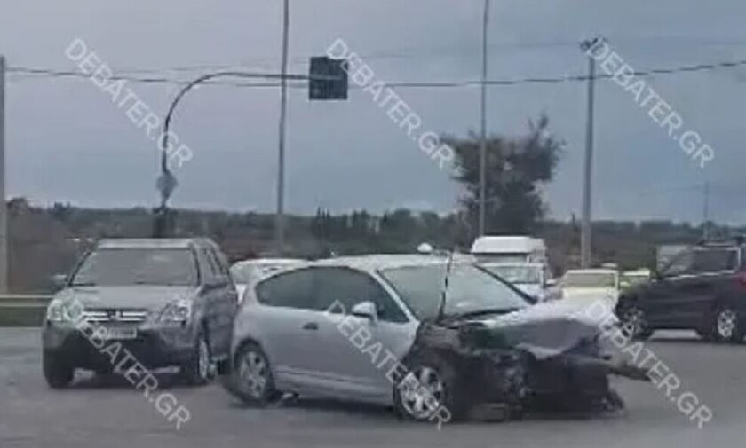 Σφοδρή σύγκρουση στο Κορωπί – Ακινητοποιήθηκαν οχήματα στη μέση του δρόμου (vid)