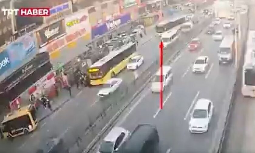Σοκαριστικό τροχαίο στην Κωνσταντινούπολη - Λεωφορείο πέφτει πάνω σε πεζούς (vid)