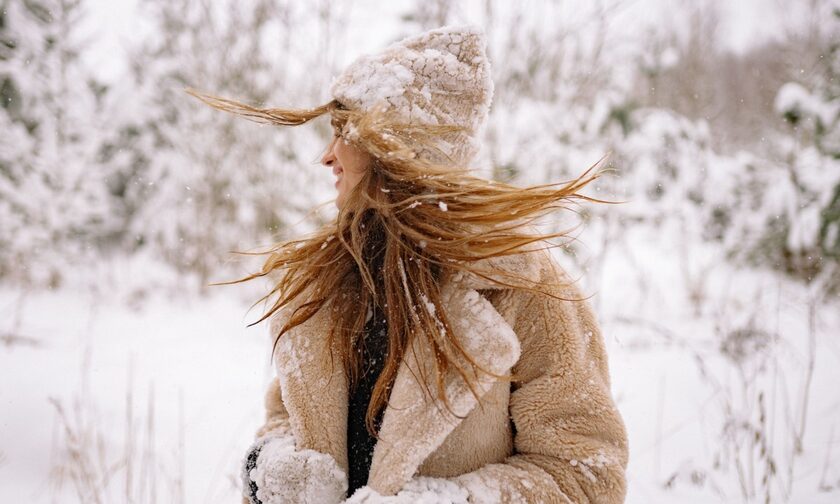 Παράξενο: Τι συμβαίνει στα μαλλιά όταν χιονίζει