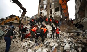 Σεισμός στην Toυρκία: Εικόνες και βίντεο από τη βιβλική καταστροφή - Φόβοι για 10.000 νεκρούς