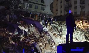 Σεισμός στην Τουρκία: Πάνω από 1.900 νεκροί, εικόνες Αποκάλυψης στα χαλάσματα
