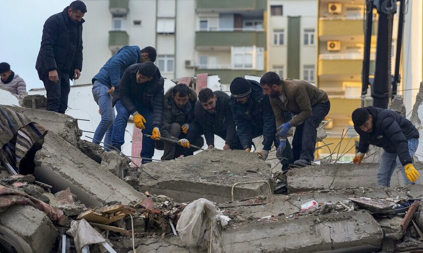 Σεισμός στην Τουρκία: Μεγαλώνει ο μακάβριος κατάλογος - Τουλάχιστον 2.300 οι νεκροί