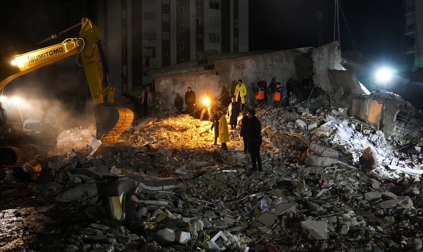 Σεισμός στην Τουρκία: Περισσότεροι από 3.000 οι νεκροί, γκρεμίστηκαν 5.600 κτήρια