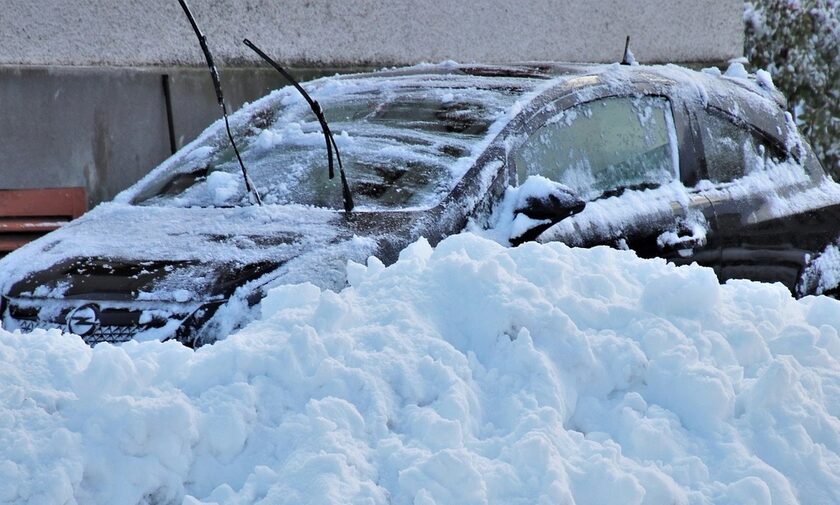 Κακοκαιρία: Πώς να απομακρύνουμε τον πάγο από τα τζάμια του αυτοκινήτου μας
