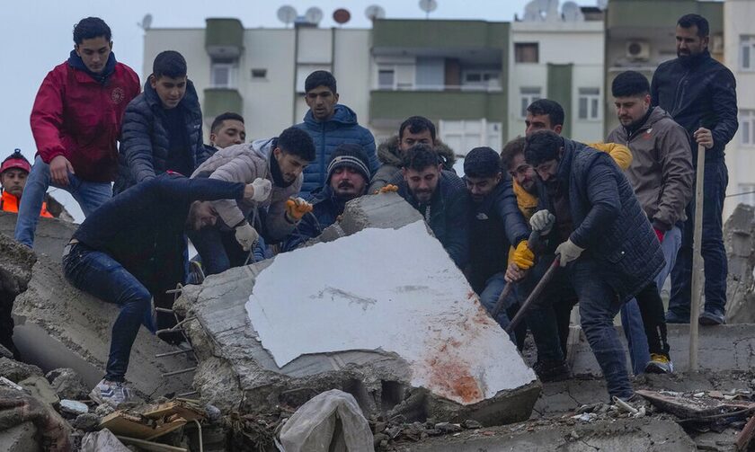 Νεκρούς, χάος και συντρίμμια άφησε πίσω ο σεισμός στην Τουρκία και τη Συρία