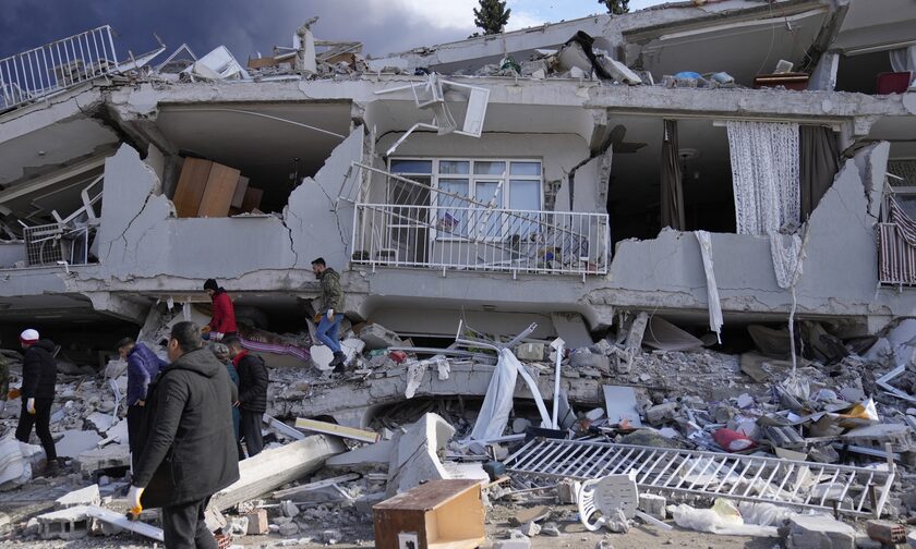 Σεισμός στην Τουρκία: Νεκρός ανασύρθηκε από τα συντρίμμια βουλευτής του ΑΚΡ