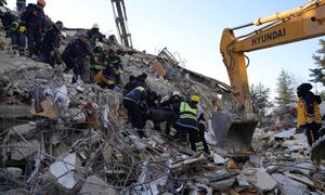 Σεισμός στην Τουρκία: Ξεπέρασε τους 9.500 ο αριθμός των νεκρών στις δύο χώρες