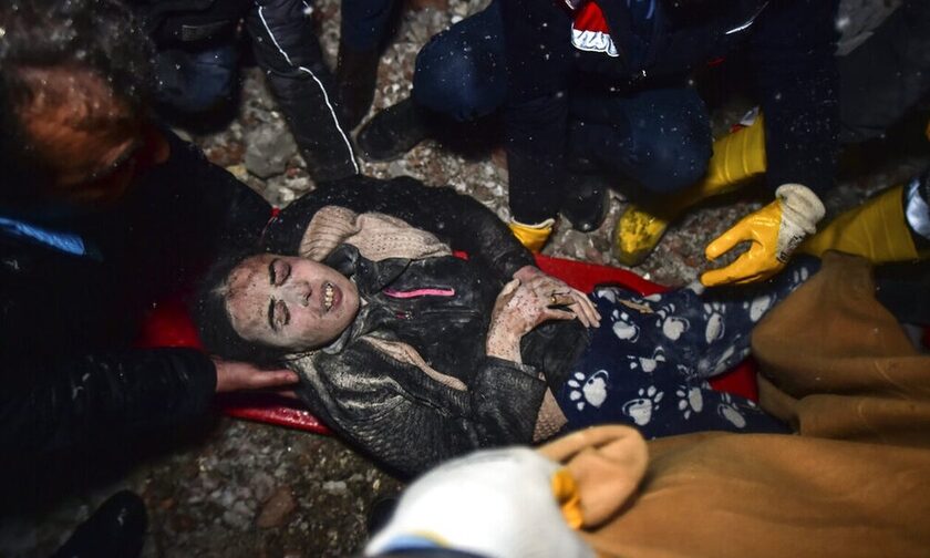 Τούρκος δημοσιογράφος: «Άνθρωποι παγιδευμένοι κάτω από τα ερείπια μου στέλνουν μηνύματα»