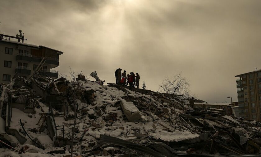 Kρίσιμες οι επόμενες ώρες για τον εντοπισμό επιζώντων στην Τουρκία