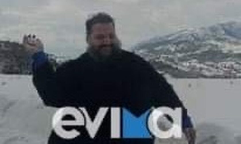 Εύβοια: Ιερέας παίζει χιονοπόλεμο αψηφώντας το κρύο