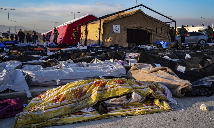 Σεισμός Τουρκία: Στοιβαγμένες σοροί σε γήπεδα και πάρκινγκ -Η μακάβρια διαδικασία της αναγνώρισης