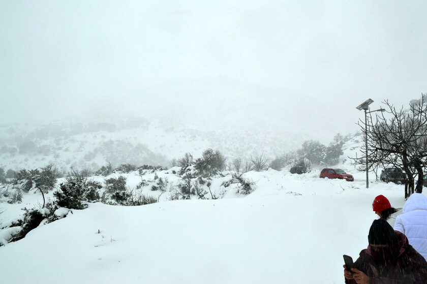 Καιρός: Θαμμένοι στα χιόνια σε Μαγνησία, Θήβα και Στενή Ευβοίας από την κακοκαιρία Μπάρμπαρα