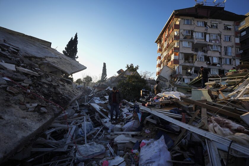 Σεισμός στην Τουρκία: Άνθρωποι θαμμένοι στα συντρίμμια - Υπεράνθρωπες μάχες για επιζώντες