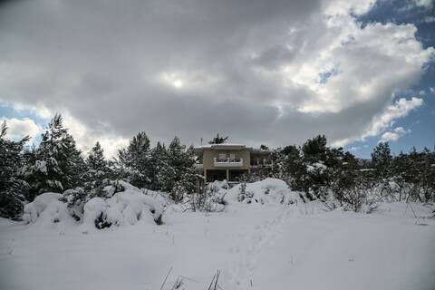 Κακοκαιρία Μπάρμπαρα: Χιονοπτώσεις και σήμερα - Θαμμένοι στα χιόνια σε Εύβοια, Πήλιο