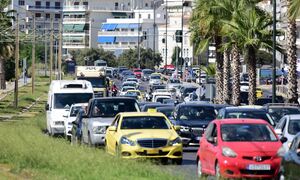 Τροχαίο στο Ελληνικό με τρία οχήματα: Αφόρητη κίνηση στην Ποσειδώνος