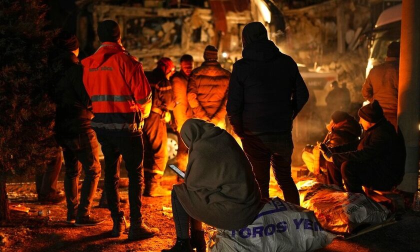 Φωτιές με ο,τι βρουν ανάβουν οι σεισμόπληκτοι στην Τουρκία