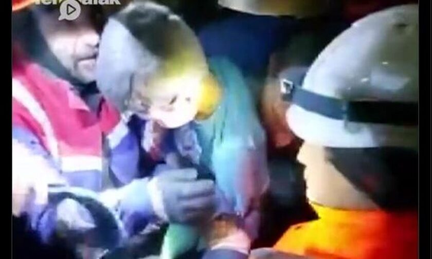 Σεισμός στην Τουρκία: Ανέσυραν ζωντανό έναν 7χρονο από τα χαλάσματα μετά από 70 ώρες - Δείτε βίντεο