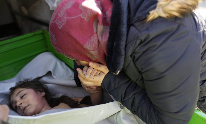 Σεισμός Τουρκία: Μητέρα από τη Συρία φιλάει το χέρι της νεκρής κόρης της - Συγκλονιστικές εικόνες