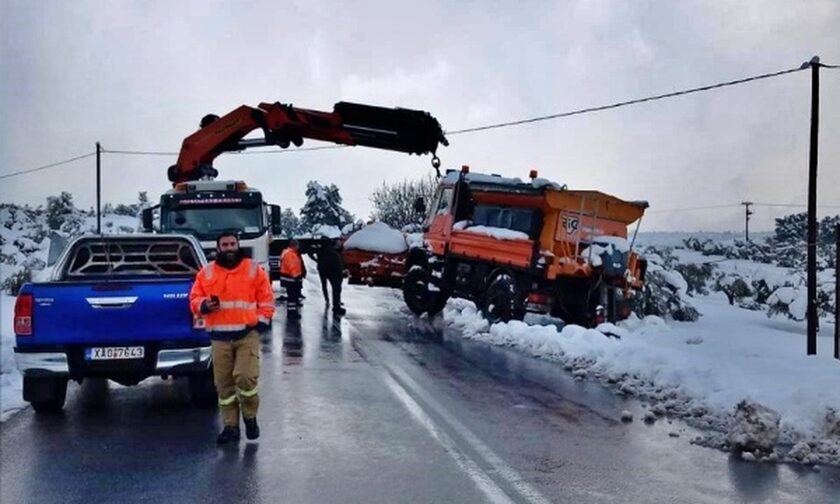 Εύβοια: Εκχιονιστικό μηχάνημα «γλίστρησε» στα χιόνια και έπεσε στον δρόμο