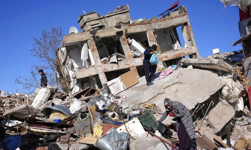 Μεγαλώνει ο κατάλογος των θυμάτων από το σεισμό στην Τουρκία