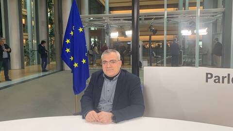 Παπαδάκης, Ευρωβουλευτής ΚΚΕ, στο Newsbomb.gr: Πως τα λόμπι διαφθείρουν «νόμιμα» την Ε.Ε.