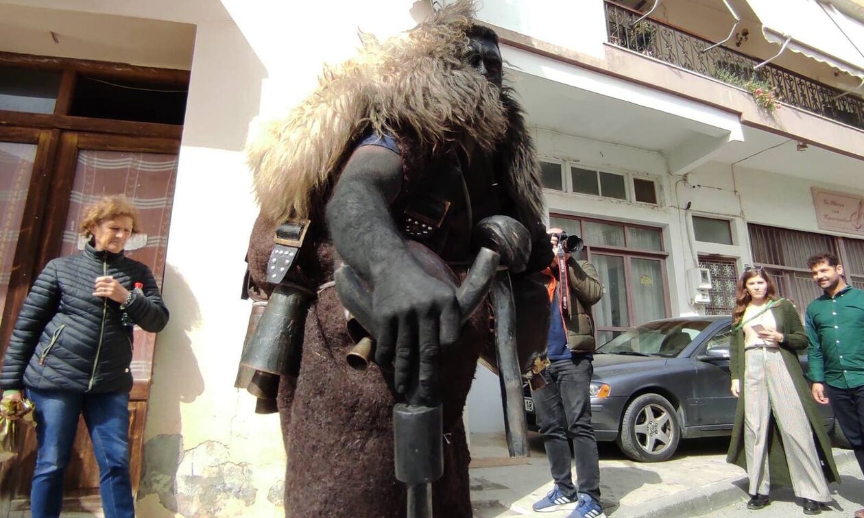 Κρήτη: Οι «Αρκουδιάρηδες» βγήκαν στους δρόμους και έκλεψαν την παράσταση