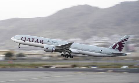 Politico: Νέο σκάνδαλο με αξιωματούχο της ΕΕ να πετά δωρεάν business class με Qatar Airways