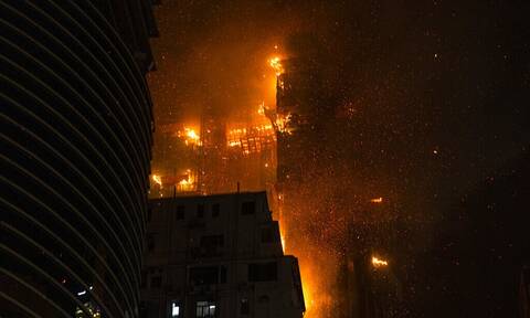 Κίνα: Μεγάλη φωτιά σε ουρανοξύστη στο Χονγκ Κονγκ (video)