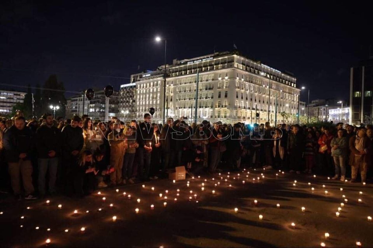 Τέμπη: «Στείλε μου όταν φτάσεις» - Με κεριά και μαύρα μπαλόνια αποχαιρετούν στο Σύνταγμα τα θύματα
