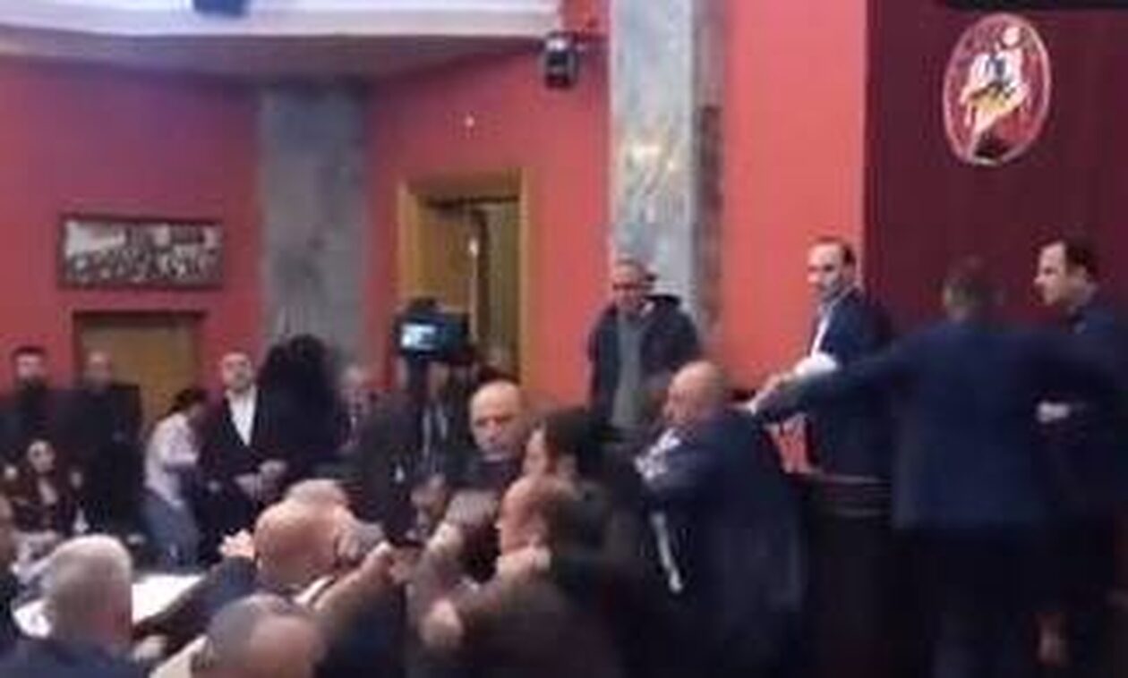 Γεωργία: Βουλευτές «πιάστηκαν» στα χέρια στο κοινοβούλιο - Bίντεο