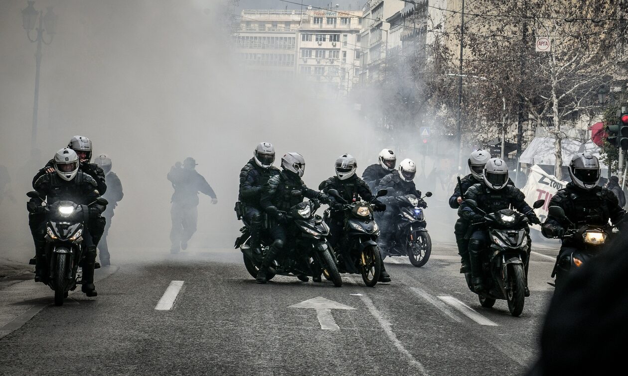 Έρευνα για τις ενέργειες αστυνομικών στις διαδηλώσεις για τα Τέμπη με εντολή Θεοδωρικάκου