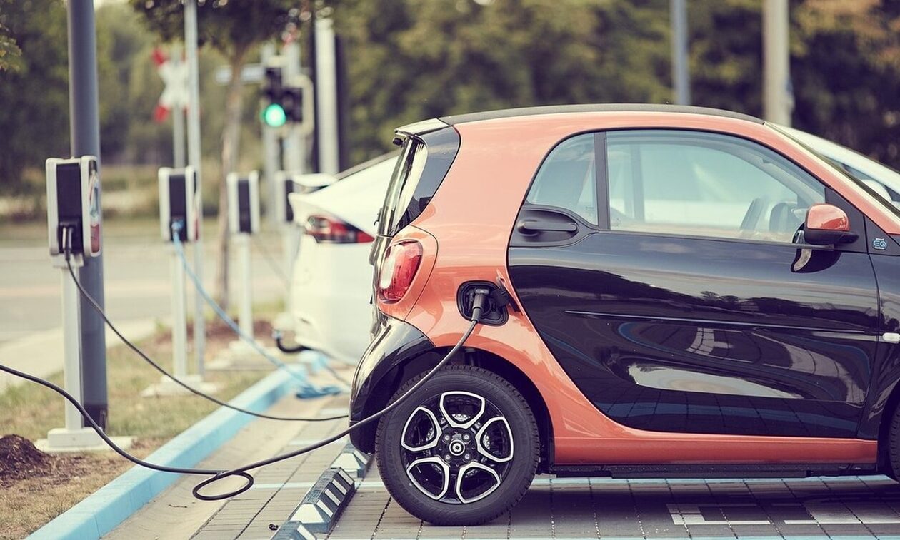 Ηλεκτρικά αυτοκίνητα: Μέχρι το 2030 θα απαιτούνται 6,8 εκατ. δημόσια σημεία φόρτισης