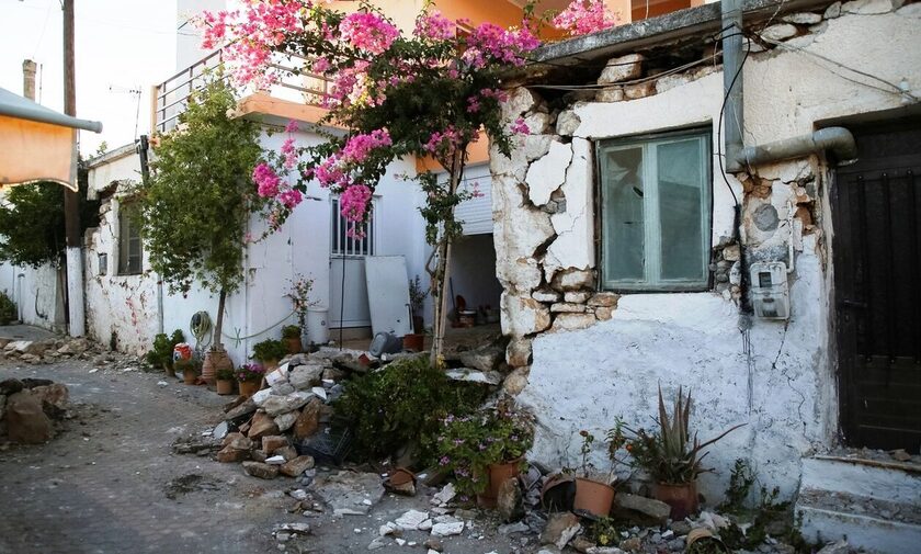 Αρκαλοχώρι: 17 μήνες μετά τον σεισμό, οι κάτοικοι παραμένουν σε κοντέινερ