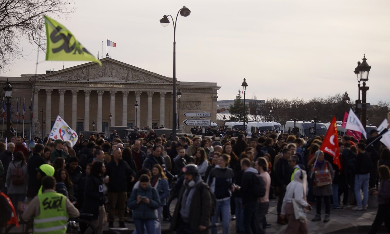 Χαμός στη Γαλλία για το συνταξιοδοτικό – Στους δρόμους οι νέοι, πρόταση μομφής από Λεπέν