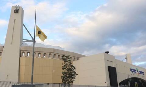 ΑΕΚ: Μεσίστια η σημαία στην «OPAP Arena» για τον Μίμη Παπαϊωάννου