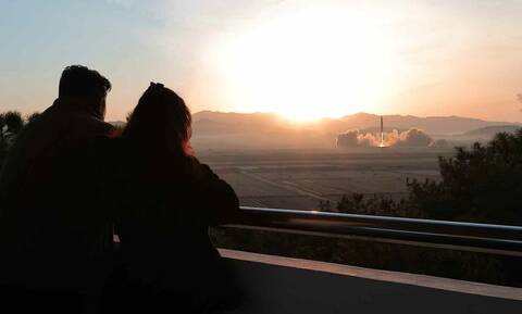 Η Βόρεια Κορέα εκτόξευσε βαλλιστικό πύραυλο (ICBM) παρουσία του Κιμ Γιονγκ Ουν και της κόρης του