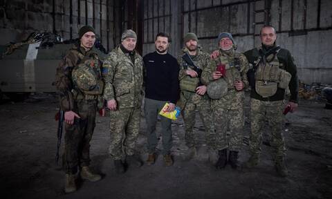 Πόλεμος στην Ουκρανία: Ο Ζελένσκι επισκέφθηκε το Χάρκοβο και τα περίχωρα του Μπαχμούτ