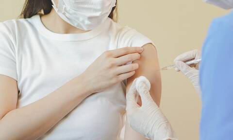 Πόσο μειώνει τον κίνδυνο των επιπτώσεων της long Covid ο εμβολιασμός