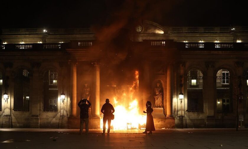 Γαλλία: Διαδηλωτές έκαψαν την πύλη του δημαρχείου στο Μπορντό
