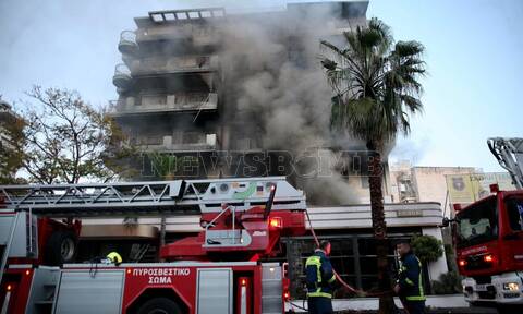 Ρεπορτάζ Newsbomb.gr: Φωτιά στη Νέα Σμύρνη - Η μάχη των πυροσβεστών με τις φλόγες