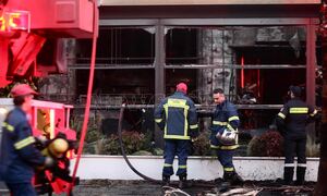 Φωτιά-Νέα Σμύρνη: «Πυροβόλησαν τα τζάμια και πέταξαν γκαζάκια μέσα στο εστιατόριο» -Τι λέει κάτοικος