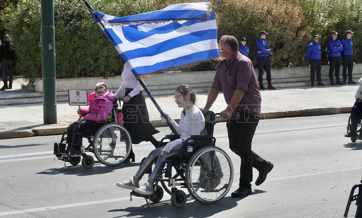 25η Μαρτίου: Με χαμόγελο παρέλασαν οι μαθητές στο κέντρο της Αθήνας