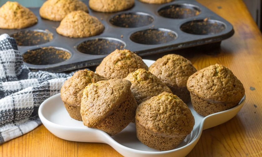 Εύκολες συνταγές για muffins βρόμης με λίγες θερμίδες και χωρίς ζάχαρη