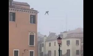 Βενετία: Άνδρας πήδηξε από τριώροφο κτήριο στο κανάλι - Η περίεργη αντίδραση του δημάρχου (vid)